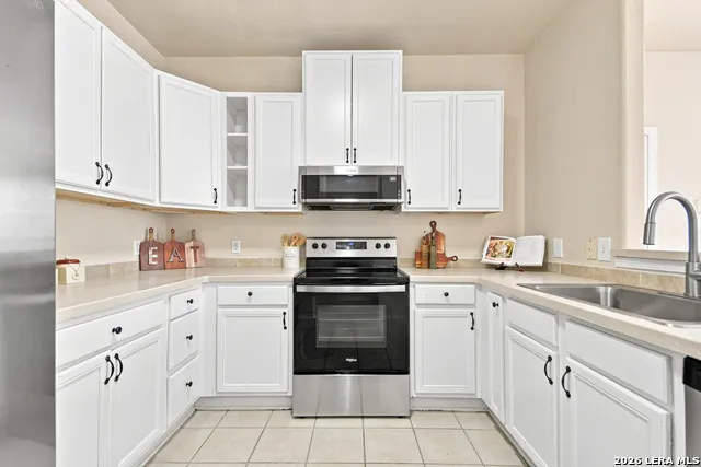 121 Lark Hill Floresville, TX 78114