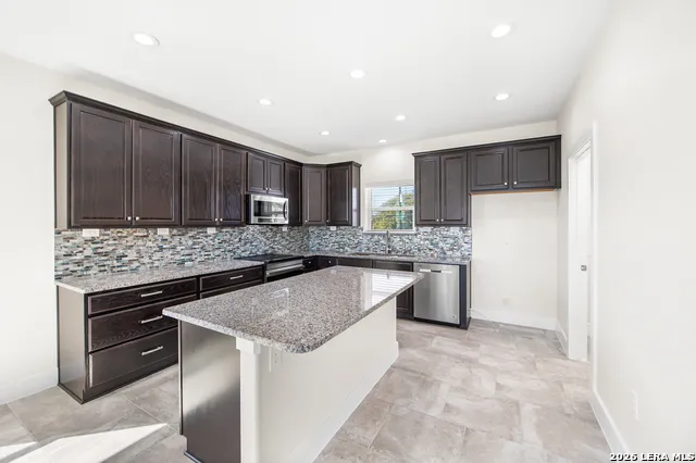 1385 RIVIERA DR Canyon Lake, TX 78133