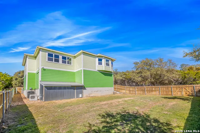1385 RIVIERA DR Canyon Lake, TX 78133
