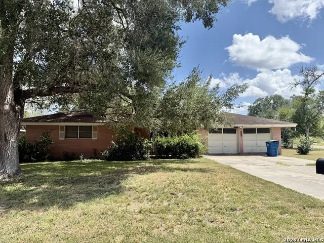 900 E Huntington Beeville, TX 78102