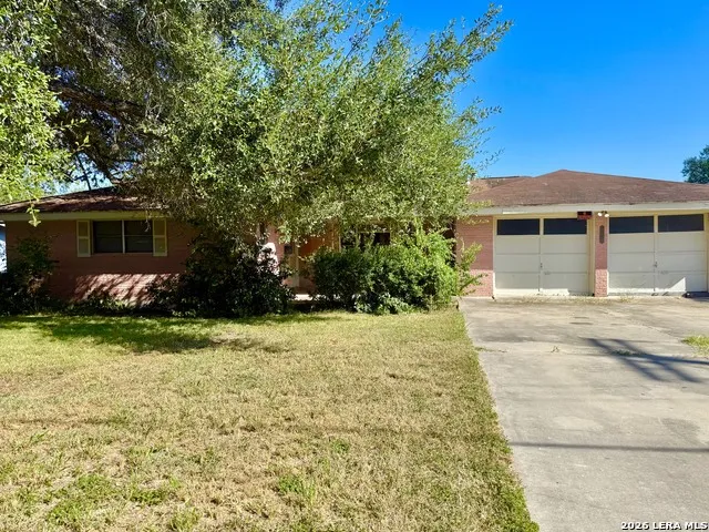 900 E Huntington Beeville, TX 78102