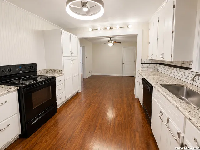 959 E IRELAND ST Seguin, TX 78155