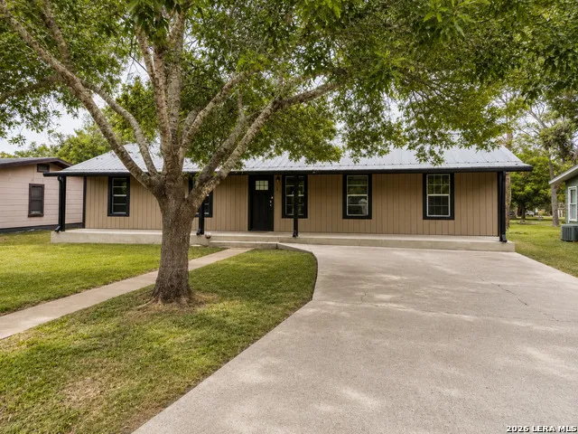 959 E IRELAND ST Seguin, TX 78155