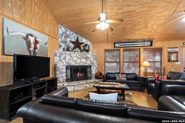 19 Wisteria Way Concan, TX 78838