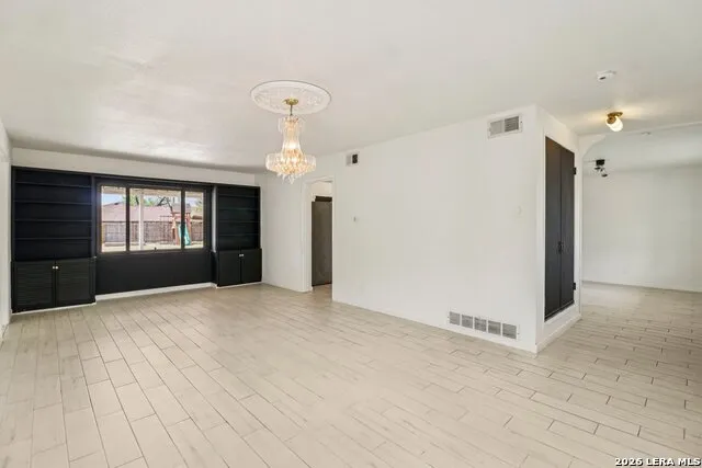 302 WEATHERCOCK LN Windcrest, TX 78239