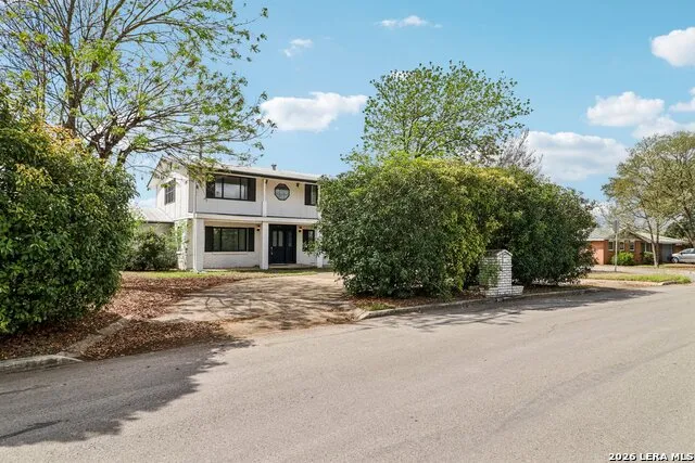 302 WEATHERCOCK LN Windcrest, TX 78239