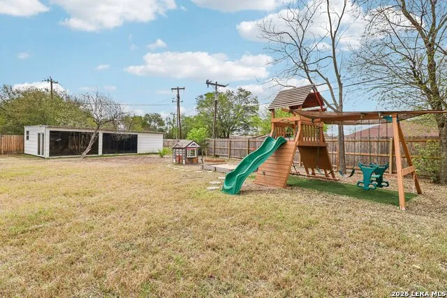 302 WEATHERCOCK LN Windcrest, TX 78239