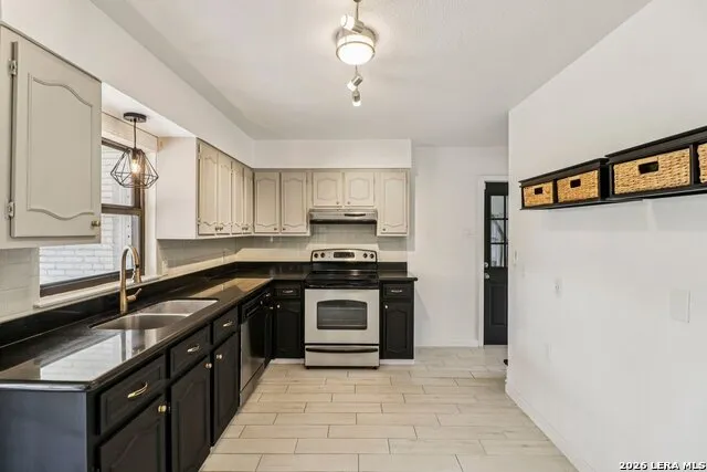 302 WEATHERCOCK LN Windcrest, TX 78239