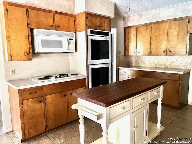 40 Encino Loma Beeville, TX 78102