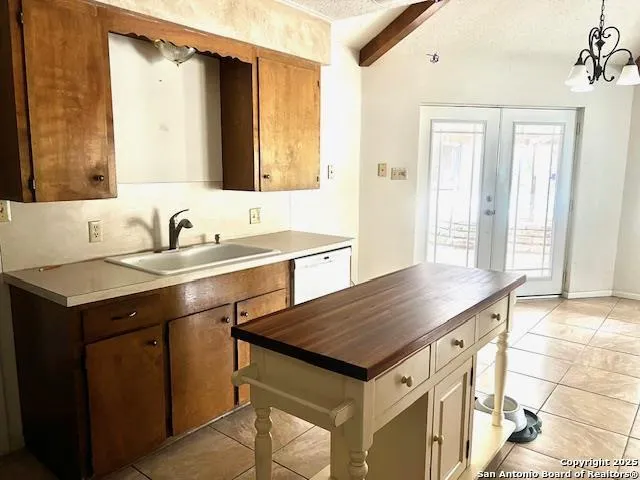 40 Encino Loma Beeville, TX 78102