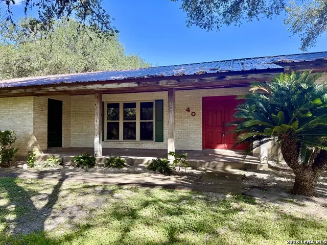 40 Encino Loma Beeville, TX 78102