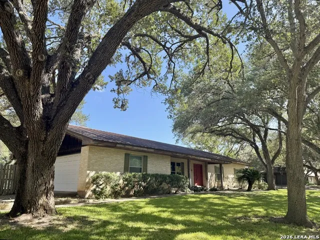 40 Encino Loma Beeville, TX 78102
