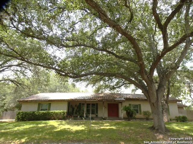 40 Encino Loma Beeville, TX 78102