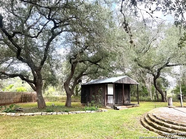 40 Encino Loma Beeville, TX 78102