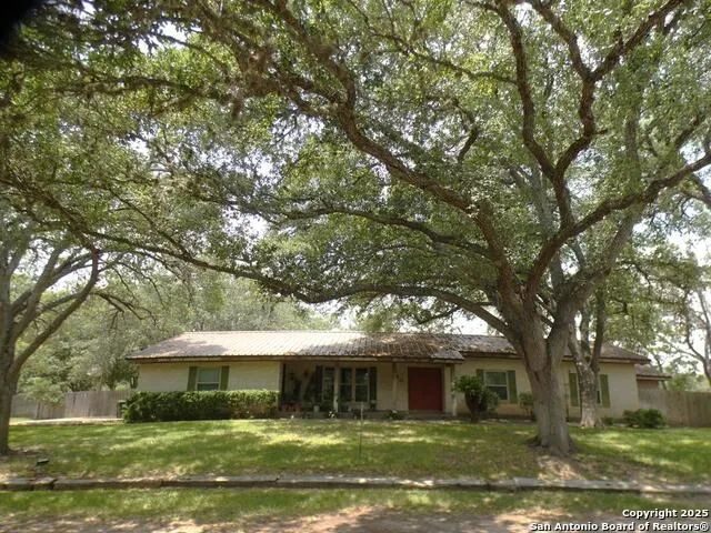 40 Encino Loma Beeville, TX 78102