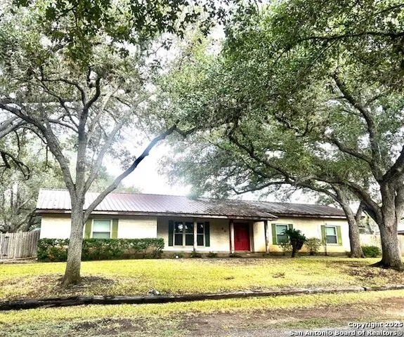 40 Encino Loma Beeville, TX 78102