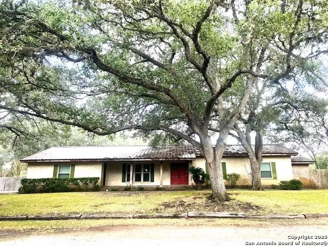 40 Encino Loma Beeville, TX 78102