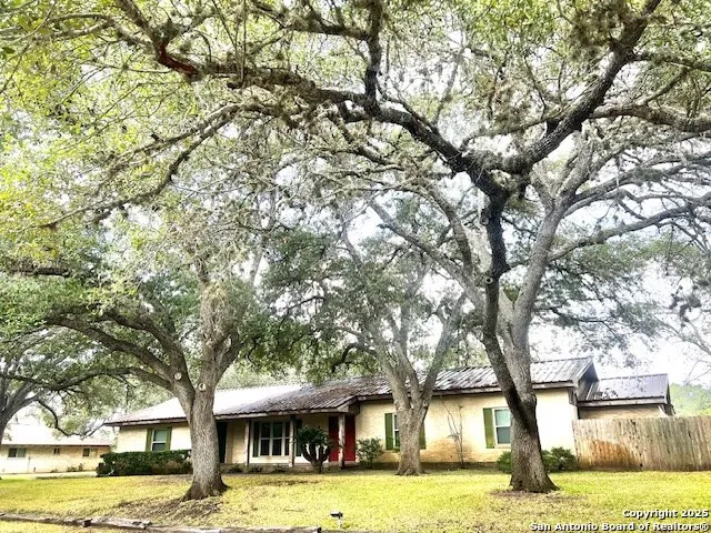 40 Encino Loma Beeville, TX 78102