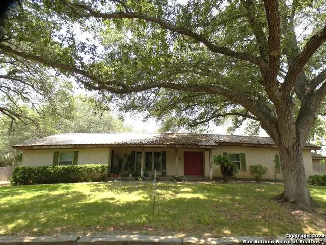 40 Encino Loma Beeville, TX 78102