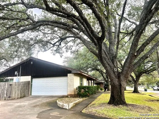 40 Encino Loma Beeville, TX 78102