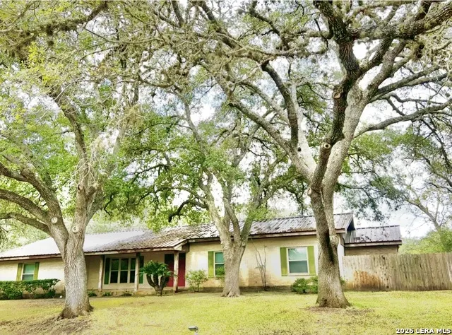 40 Encino Loma Beeville, TX 78102