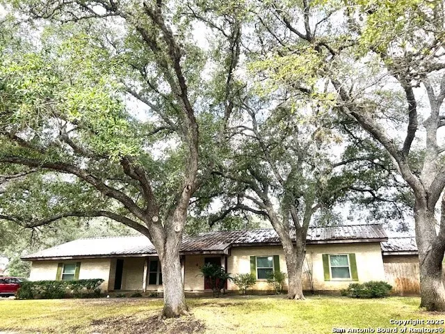 40 Encino Loma Beeville, TX 78102