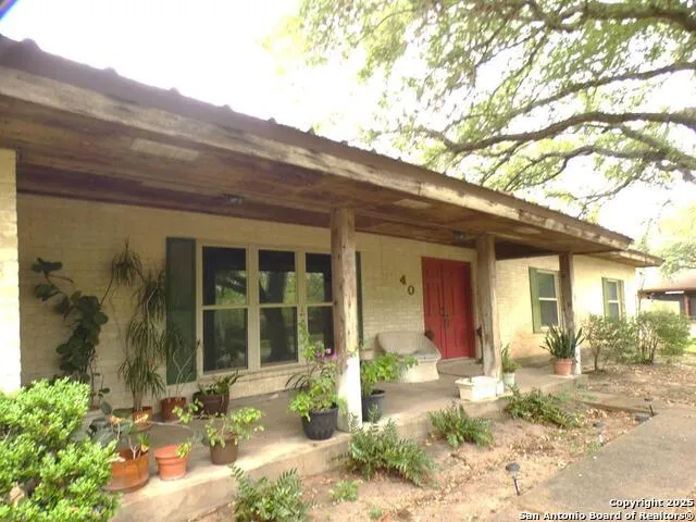 40 Encino Loma Beeville, TX 78102