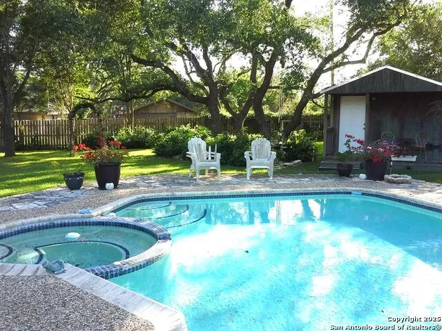 40 Encino Loma Beeville, TX 78102