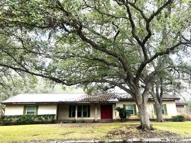 40 Encino Loma Beeville, TX 78102