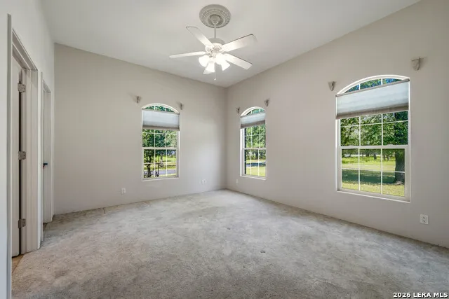282 SHANNON RDG Floresville, TX 78114