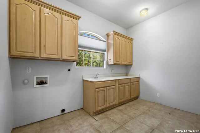 282 SHANNON RDG Floresville, TX 78114