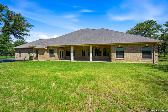 282 SHANNON RDG Floresville, TX 78114