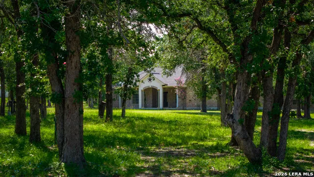 282 SHANNON RDG Floresville, TX 78114