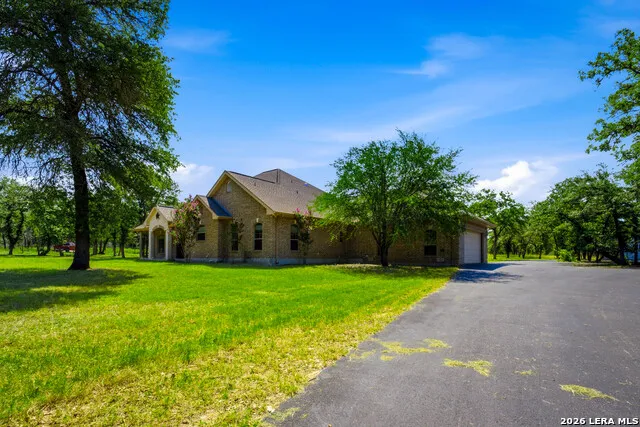 282 SHANNON RDG Floresville, TX 78114