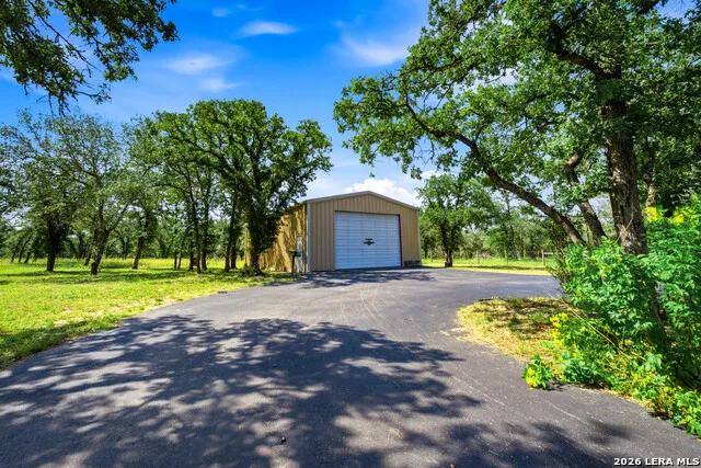 282 SHANNON RDG Floresville, TX 78114