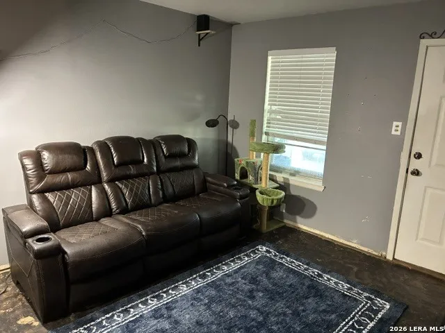 613 OLD CARRIZO RD Uvalde, TX 78801