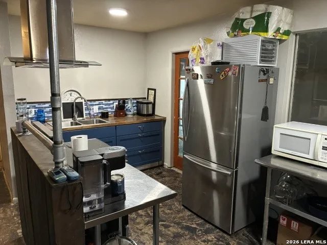 613 OLD CARRIZO RD Uvalde, TX 78801