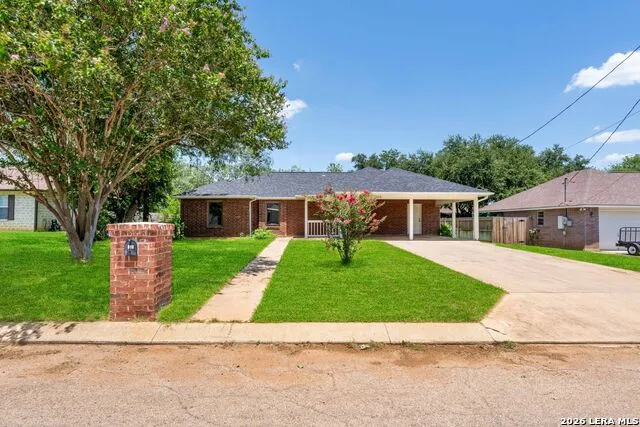 109 Windcrest Floresville, TX 78114