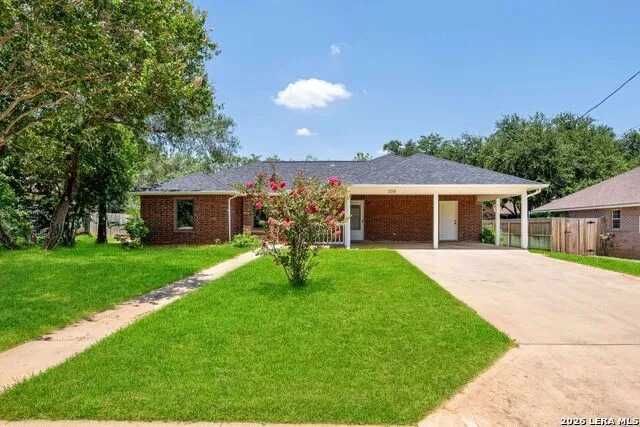 109 Windcrest Floresville, TX 78114
