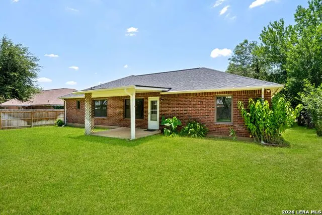 109 Windcrest Floresville, TX 78114