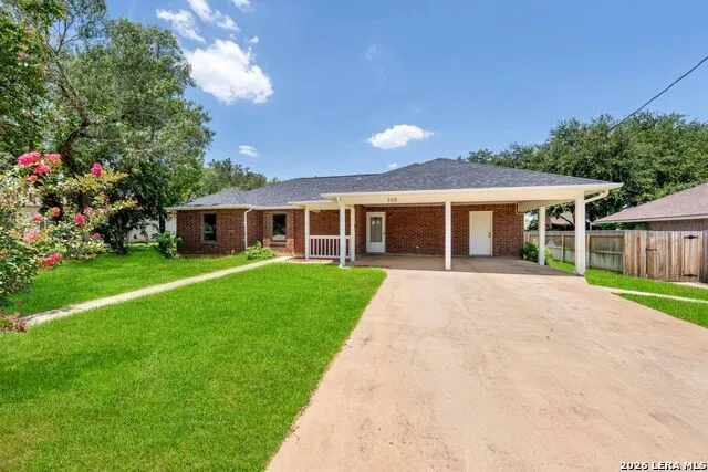 109 Windcrest Floresville, TX 78114