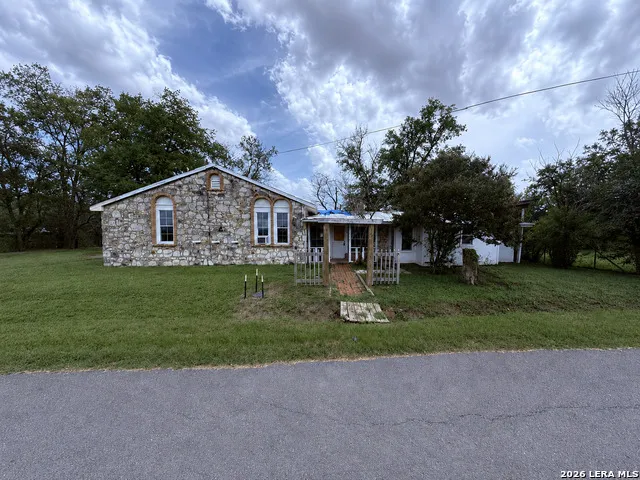 897 Zig Zag Ave Devine, TX 78016