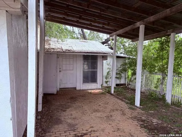 897 Zig Zag Ave Devine, TX 78016