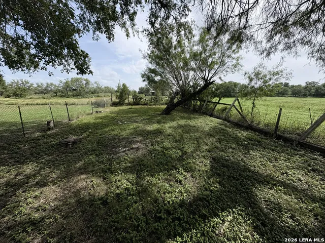 897 Zig Zag Ave Devine, TX 78016