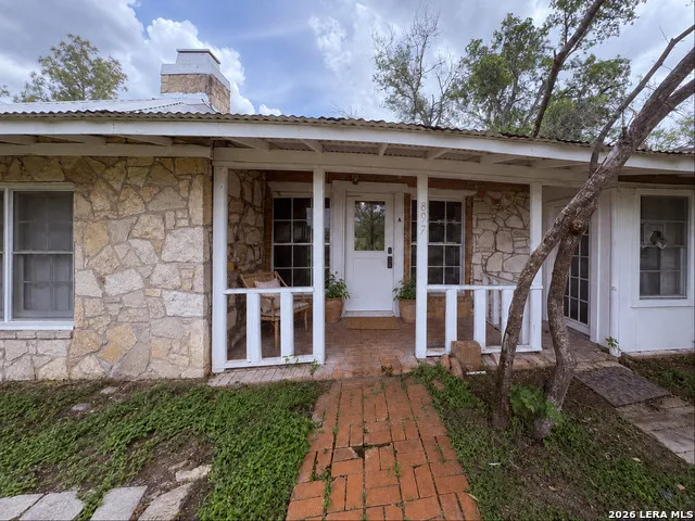 897 Zig Zag Ave Devine, TX 78016