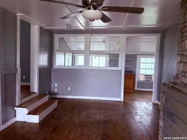 897 Zig Zag Ave Devine, TX 78016