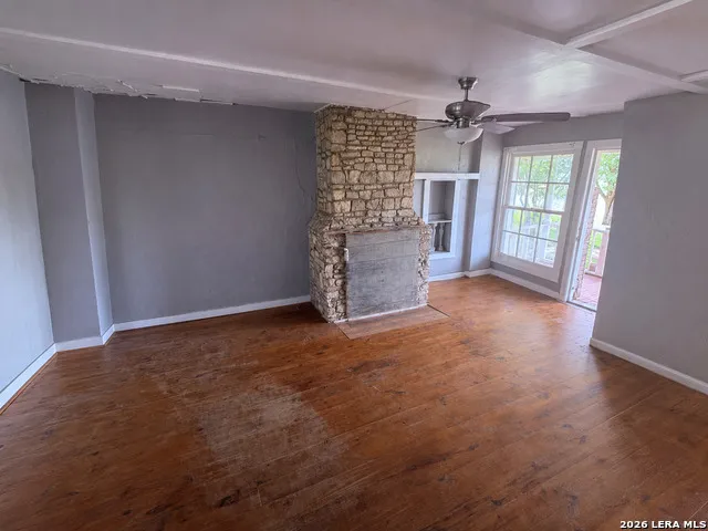 897 Zig Zag Ave Devine, TX 78016