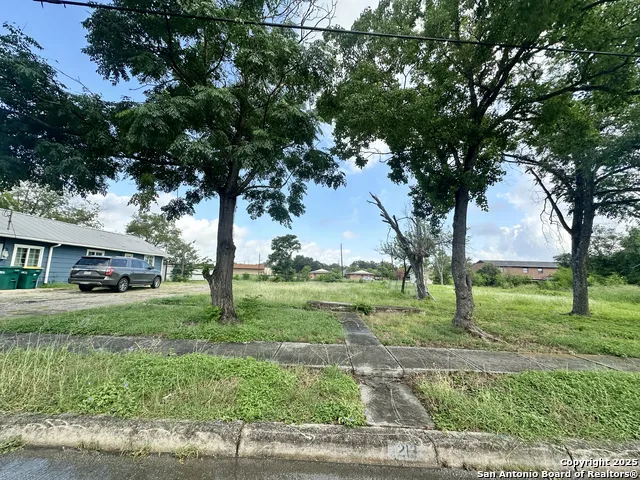 213 E Lindbergh Blvd Universal City, TX 78148