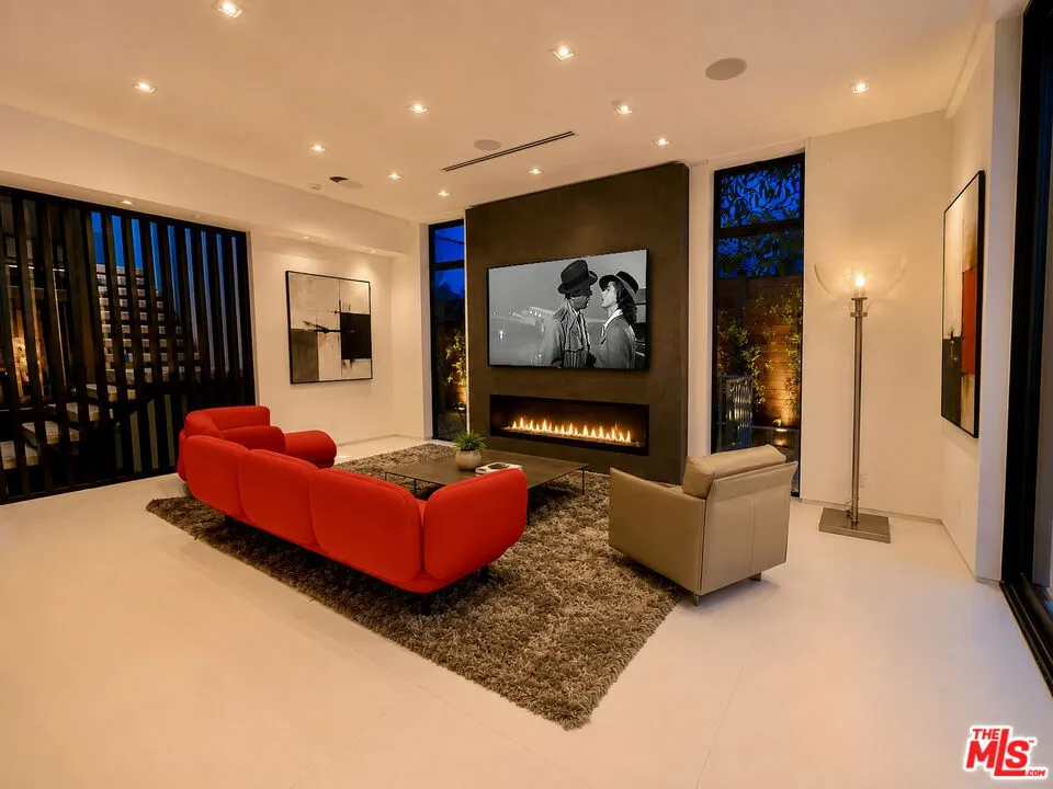 8741 Dorrington Avenue West Hollywood, CA 90048