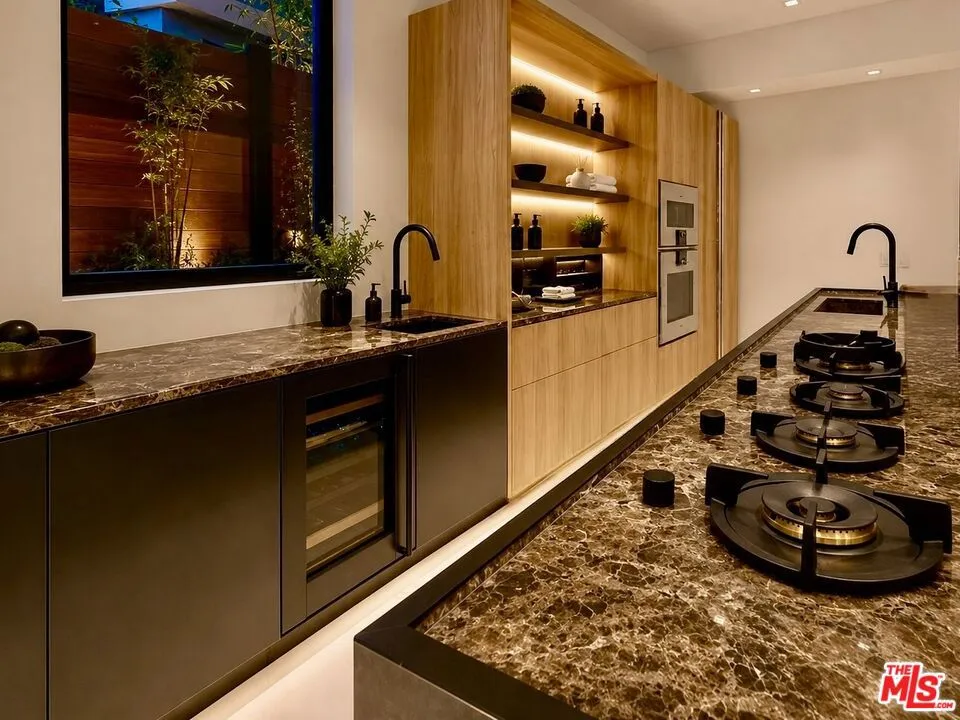 8741 Dorrington Avenue West Hollywood, CA 90048
